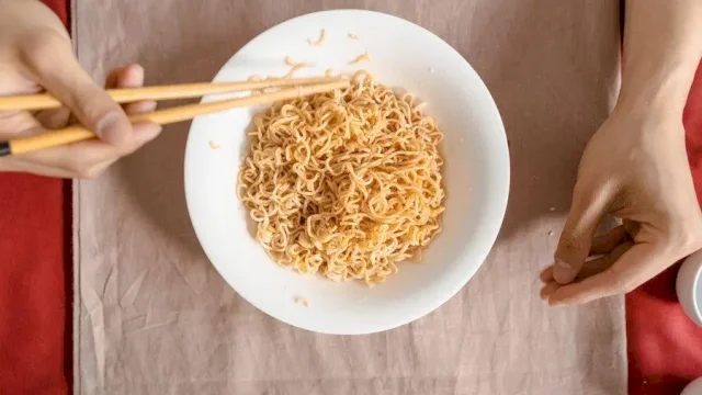 Sahur Pakai Mi Instan: Penyelamat di Waktu Sempit atau ‘Bom’ Lapar yang Tersembunyi?
