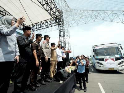 Gubernur Andi Sudirman Lepas 1.000 Peserta Mudik Gratis di CPI Makassar