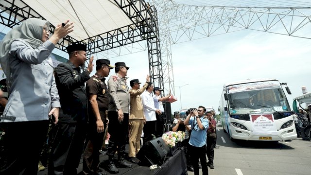 Gubernur Andi Sudirman Lepas 1.000 Peserta Mudik Gratis di CPI Makassar