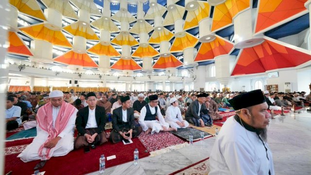 Puluhan Ribu Masyarakat Sulsel Salat Ied di Masjid Kubah 99 Asmaul Husna