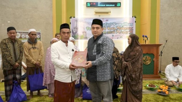 Safari Ramadan Pemkot Makassar, Munafri Serahkan Paket Pangan untuk Jamaah di Untia