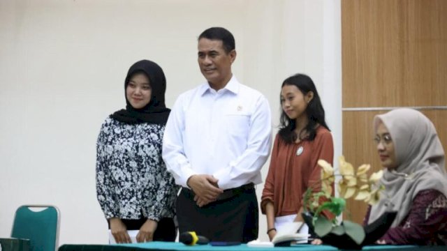 13 Tahun Mengajar di Unhas, Mentan Amran Terus Berbagi Bantu Biaya Kuliah Mahasiswi Yatim Piatu