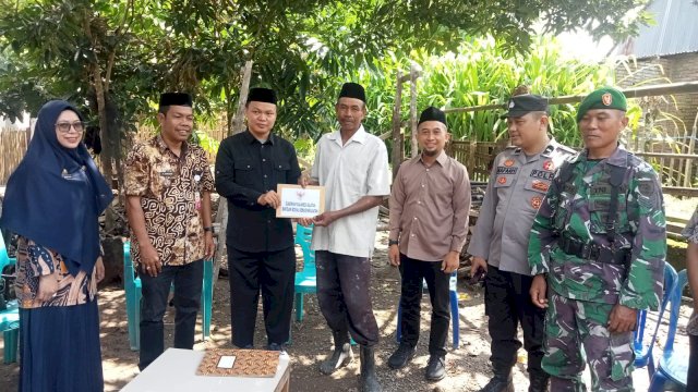 Gubernur Sulsel Salurkan Bantuan bagi 9 Rumah Korban Angin Puting Beliung di Takalar