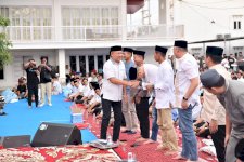 Ramadan Penuh Kehangatan, Rusdi Masse Buka Puasa dan Salurkan Sembako untuk Warga Pinrang