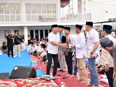 Ramadan Penuh Kehangatan, Rusdi Masse Buka Puasa dan Salurkan Sembako untuk Warga Pinrang