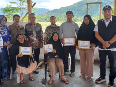 Gubernur Sulsel Bantu Warga Korban Kebakaran di Bua Luwu Bangun Kembali Rumahnya