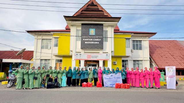 unsur Tripika Kecamatan Marioriawa bersama organisasi PKK, Bhayangkari, dan Persit menggelar kegiatan berbagi takjil kepada masyarakat yang dilanjutkan dengan buka puasa bersama yang dilaksanakan di Kantor Camat Marioriawa,Kabupaten Soppeng sabtu 07 Maret 2026