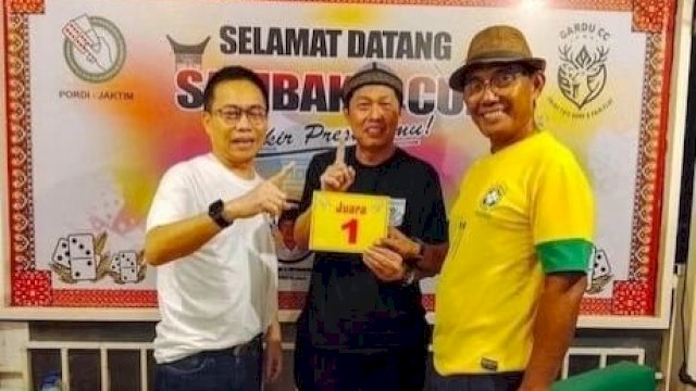 Pasangan Uki-Kohen menerima hadiah sebagai Juara I Turnamen Domino IKATEK Unhas di Jakarta, Minggu (8/3/2026) sore.