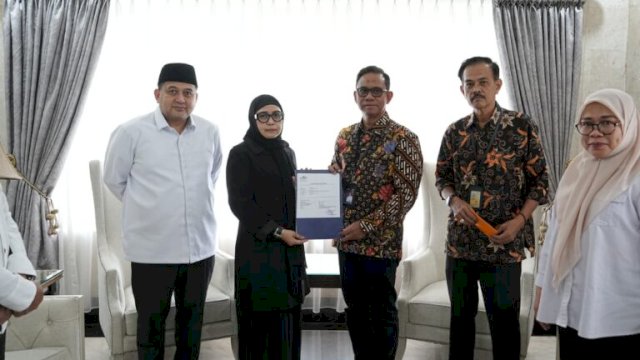 Pemkot Makassar dan Taspen Berikan Santunan untuk Ahli Waris Almarhum Andi Muhammad Yasir