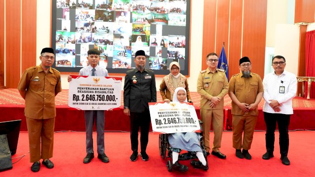 Perkuat Pendidikan Inklusif, Gubernur Sulsel Serahkan Beasiswa Rp5 Miliar untuk 3.400 Siswa SLB