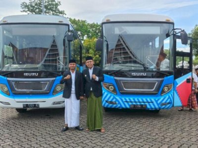 Usai Salat Id, Bupati Bone Resmikan Bus Sekolah BerAmal untuk Pelajar