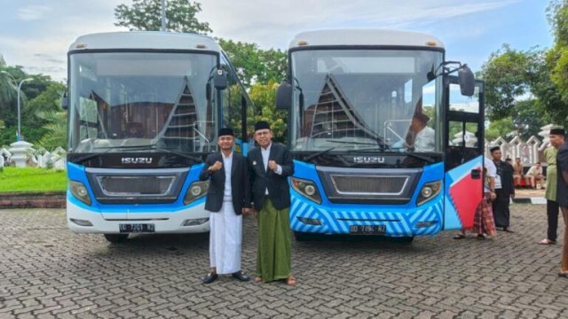 Usai Salat Id, Bupati Bone Resmikan Bus Sekolah BerAmal untuk Pelajar