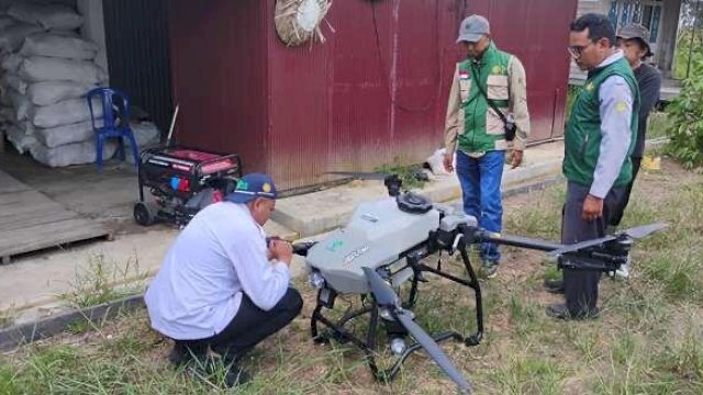 Petani pengoperasian drone pertanian di lokasi Cetak Sawah Rakyat (CSR) Kapuas, Kalimantan Tengah.