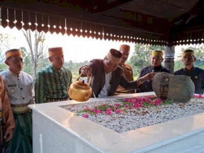 Ziarah Makam Jelang HJB ke-696, Bupati Bone Kenang Pengabdian HZB Palaguna saat Memimpin Sulsel
