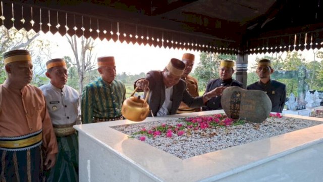 Ziarah Makam Jelang HJB ke-696, Bupati Bone Kenang Pengabdian HZB Palaguna saat Memimpin Sulsel