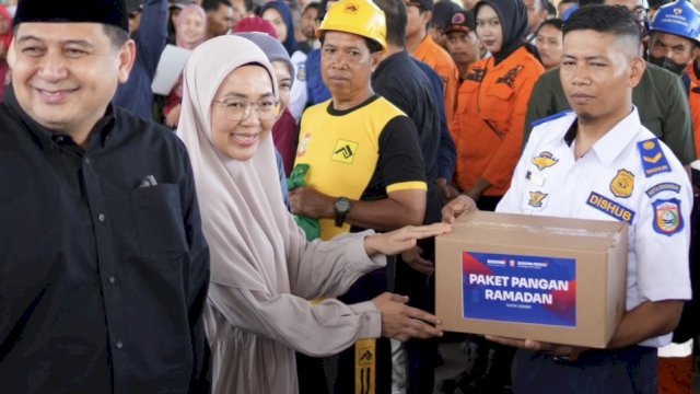 Melinda Aksa Dampingi Munafri Serahkan 7.100 Paket Lebaran untuk Petugas Kebersihan