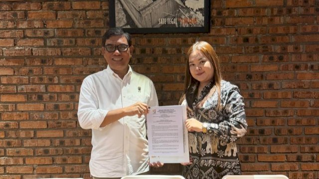 Abdul Rivai Ras menyerahkan SK DPD II Banjarbaru Foto list.