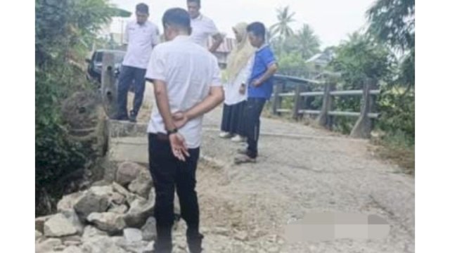 Jembatan Rakyat, Aksi Cepat Pemimpin: Ketegasan Syaharuddin Arif Menjawab Krisis di Dusun Jampu&rdquo; oleh-Muhammad Albarr