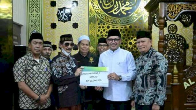 Safari Ramadan di Manggala, Ketua DPRD Makassar Supratman, didampingi Sekretaris Dewan (Sekwan) Bapak Andi Rahmat Mappatoba Ajak Warga Bersinergi Wujudkan Kota Bersih dan Maju