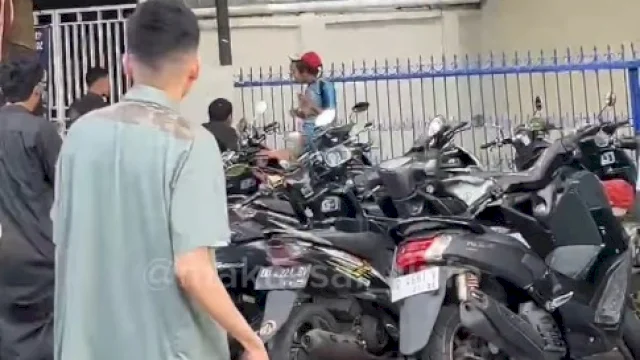 Tarif Parkir Selangit Usai Salat Id, Jukir Liar di Makassar Diamuk Massa
