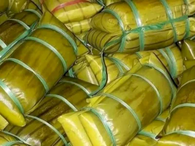 Buras merupakan sajian khas Sulawesi Selatan yang hampir selalu hadir saat Lebaran, khususnya di keluarga Bugis dan Makassar.