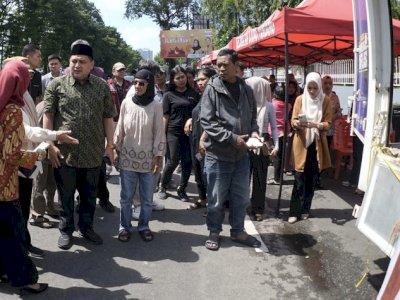 Tinjau Pasar Murah di Monumen Mandala, Munafri Pastikan Warga Terlayani dengan Harga Sesuai