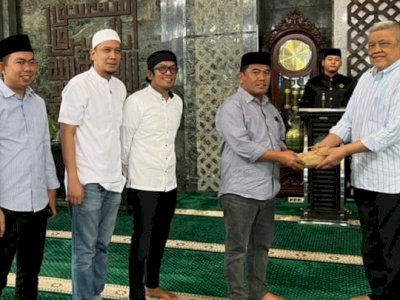 DPRD Sulsel Salurkan Infaq Rp61 Juta untuk Buka Puasa Gratis di Masjid Al-Markaz Makassar