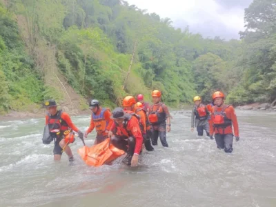 Tim SAR Temukan Satu Jenazah Korban yang Terseret Arus Sungai Kalimborang, Korban Lain Masih Dicari
