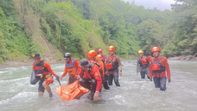 Tim SAR Temukan Satu Jenazah Korban yang Terseret Arus Sungai Kalimborang, Korban Lain Masih Dicari
