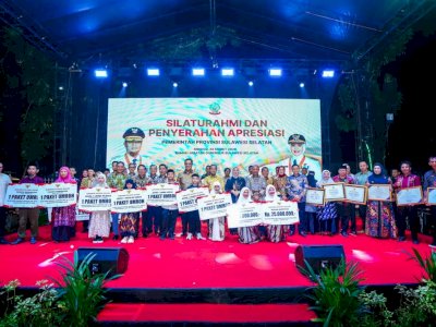 Gubernur Sulsel Serahkan Ratusan Penghargaan Bagi Kepala Daerah, Kades hingga Siswa Berprestasi