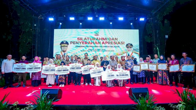 Gubernur Sulsel Serahkan Ratusan Penghargaan Bagi Kepala Daerah, Kades hingga Siswa Berprestasi