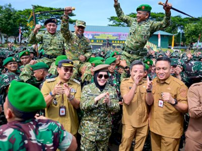 Momen Hangat Wagub Sulsel Masuk Barisan Yel-Yel Komcad ASN