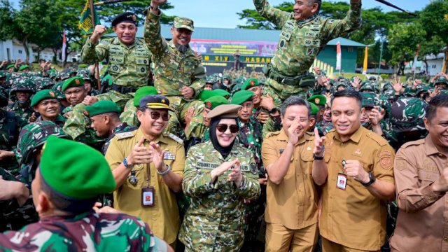 Momen Hangat Wagub Sulsel Masuk Barisan Yel-Yel Komcad ASN