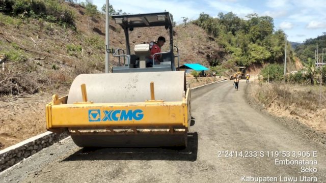 Pengerjaan jalan Seko Luwu utara