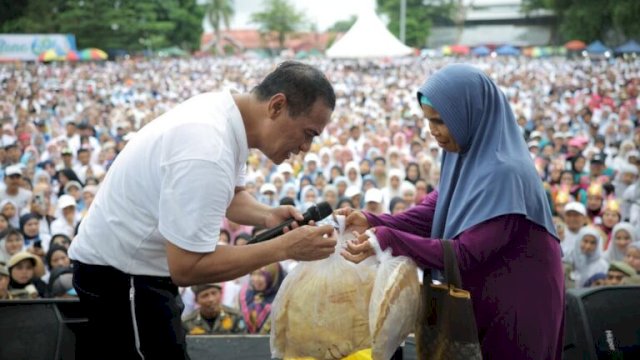 Bantuan modal kepada pedagang krupuk di kabupaten Bone diserahkan langsung mentan Andi Amran pada hari jadi bone ke 696 dilapangan merdeka,Minggu 5 /4/2026