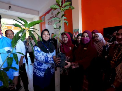 Lewat &ldquo;Go to School&rdquo;, TP PKK Sulsel Salurkan Bibit dan Fasilitas Pilah Sampah ke SMA Negeri 1 Wajo