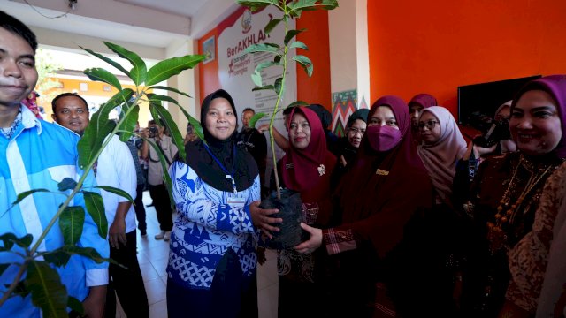 Lewat &ldquo;Go to School&rdquo;, TP PKK Sulsel Salurkan Bibit dan Fasilitas Pilah Sampah ke SMA Negeri 1 Wajo