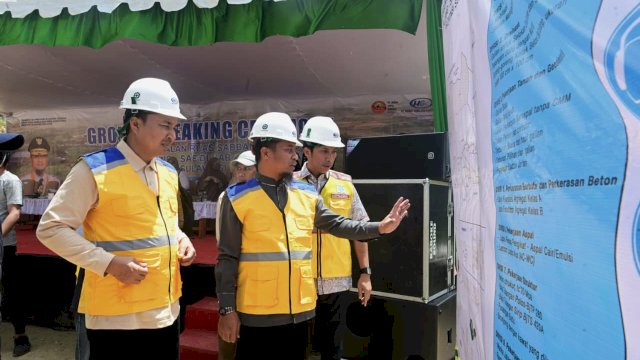 Andi Sudirman Sulaiman, resmi melakukan groundbreaking pembangunan jalan ruas Sabbang-Tallang dan Tallang-Sae yang terletak di Kecamatan Rongkong, Kabupaten Luwu Utara, Minggu (26/4/2026).