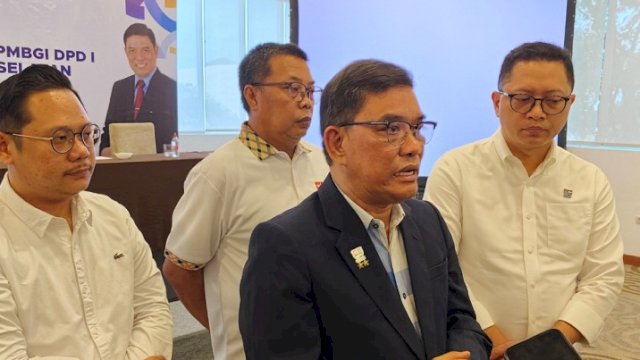 Ketum APPMBGI Abdul Rivai Ras Bersama Pengurus DPD APPMBGI SULSEL Foto list.