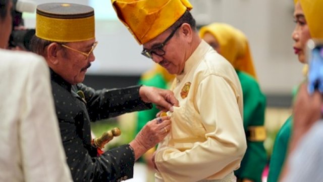 Jufri Rahman Terima Penyematan Kehormatan di HUT Majelis Keturunan To Manurung, Perkuat Pelestarian Budaya