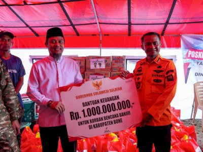 Gubernur Sulsel Tinjau Banjir di Bone, Serahkan Bantuan Rp1 Miliar dan Santunan Korban