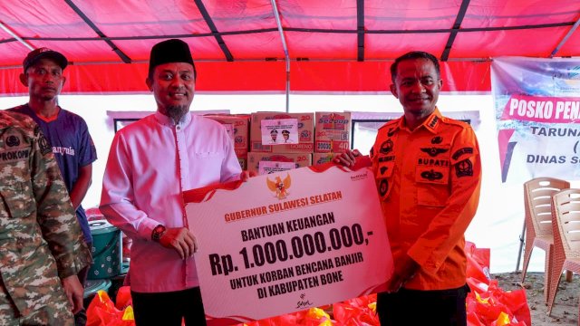 Gubernur Sulsel Tinjau Banjir di Bone, Serahkan Bantuan Rp1 Miliar dan Santunan Korban