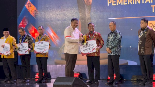 Andi Sudirman Terima Penghargaan Creative Financing Terbaik Regional Sulawesi