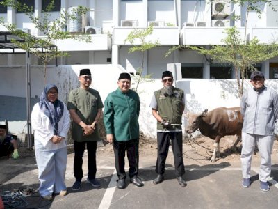 Pemkot Makassar Distribusikan Daging Kurban kepada Warga dan Petugas Cleaning Service