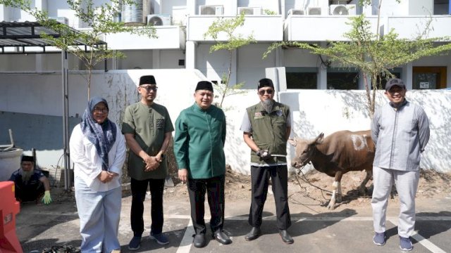 Pemkot Makassar Distribusikan Daging Kurban kepada Warga dan Petugas Cleaning Service