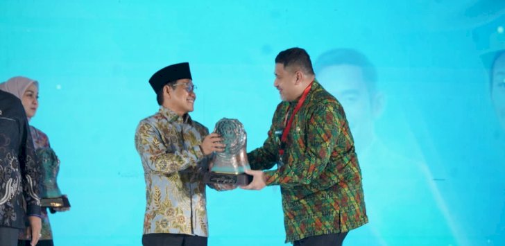 Wali Kota Munafri Terima Penghargaan Paritrana Award, Bukti Komitmen Lindungi Pekerja Rentan