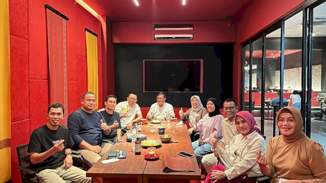 Ketua Umum APPMBGI Abdul Rivai Ras Bersama Ketua DPD I APPMBGI Sulsel Berserta Pengurus foto list.