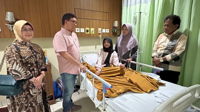 Abdul Rivai Ras Saat menjenguk Siswa keracunan di Cakung Foto list.