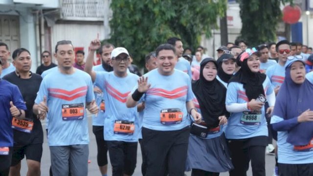 Wali Kota Munafri Arifuddin Resmi Lepas Ribuan Peserta Makassar Half Marathon 2026