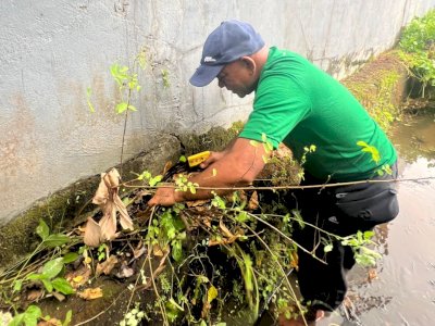 Pimpin Kerja Bakti, Ketua RW 06 Kelurahan Bitowa Ajak Warga Rawat Drainase